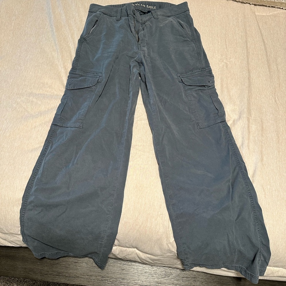 American Eagle Cargo Pants - Size 6 - never worn/no tags